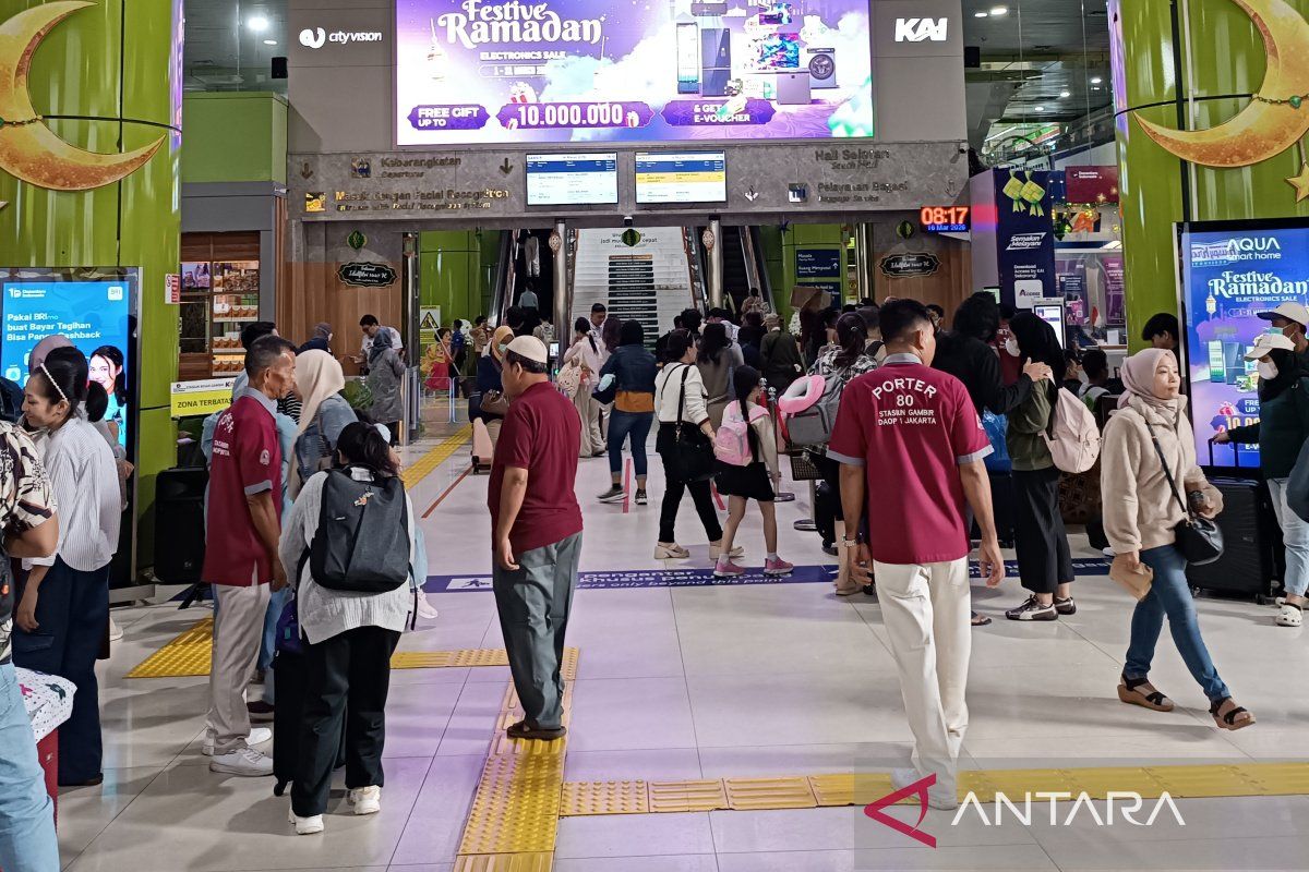 To Avoid Traffic Congestion, Travellers Choose Train for Journey Home