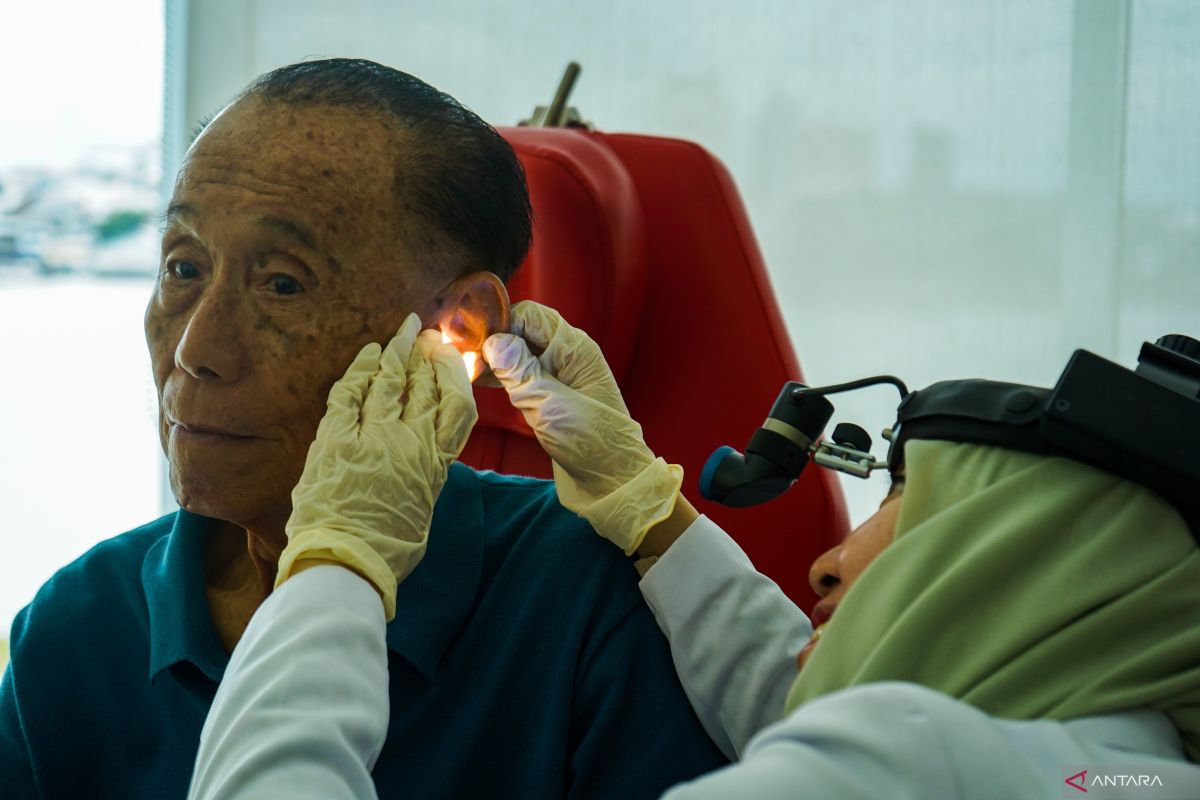 Understanding cocktail party deafness, a sign of hearing loss in elderly people