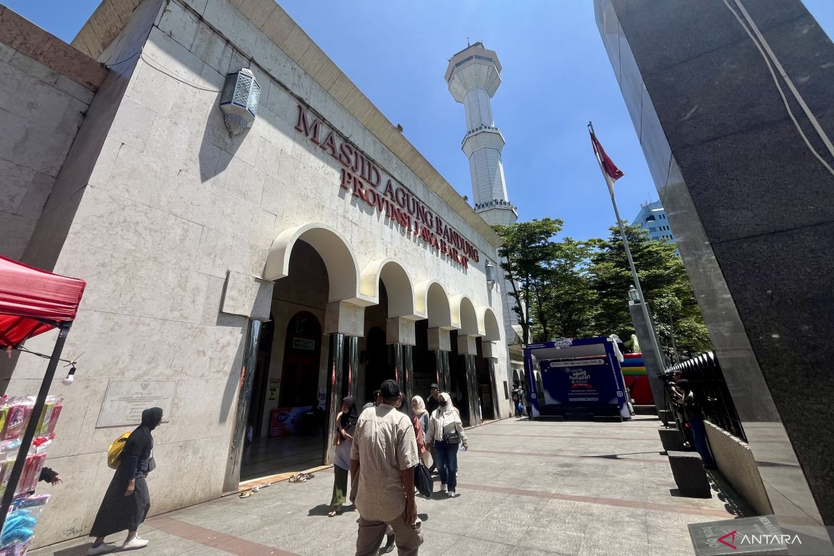 Bandung Grand Mosque Becomes Popular Tourist Destination Ahead of Eid al-Fitr
