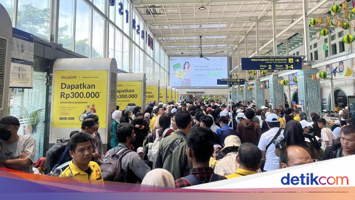 Pasar Senen Station Overcrowded as Passengers Sit on Floor During Eid Holiday Rush
