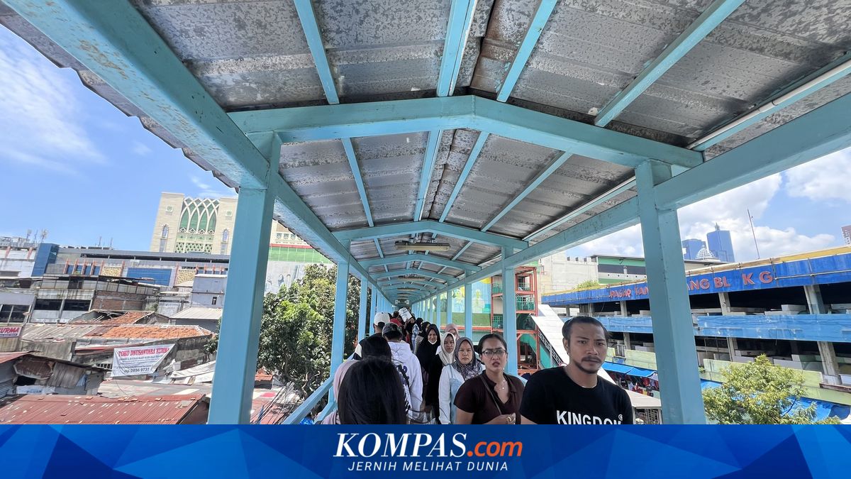 Tanah Abang Link Bridge Swamped with Shoppers, Taking 20 Minutes to Cross