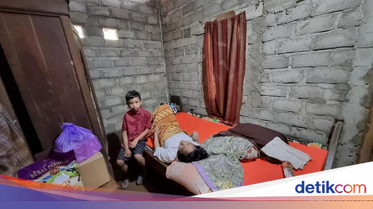 The Plain Story of Fendi, a Gunungkidul Boy Who Left School to Care for His Ailing Mother