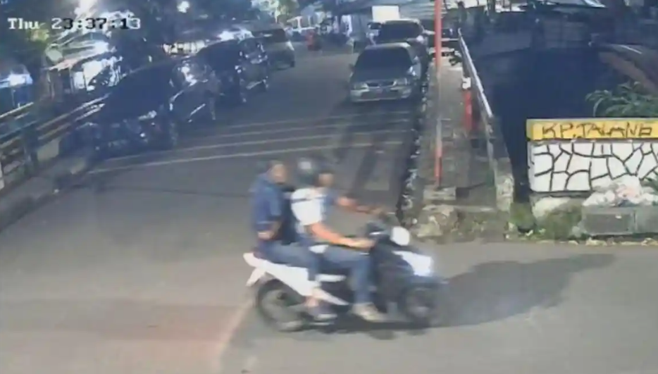 Police Conduct Forensic Testing on Attacker's Helmet in Acid Attack on Kontras Activist