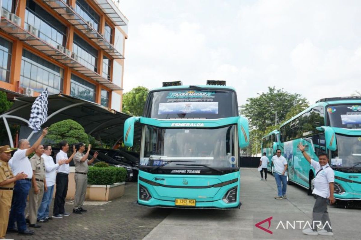 PT JIEP facilitates free mudik transportation for 250 citizens to three Javanese cities