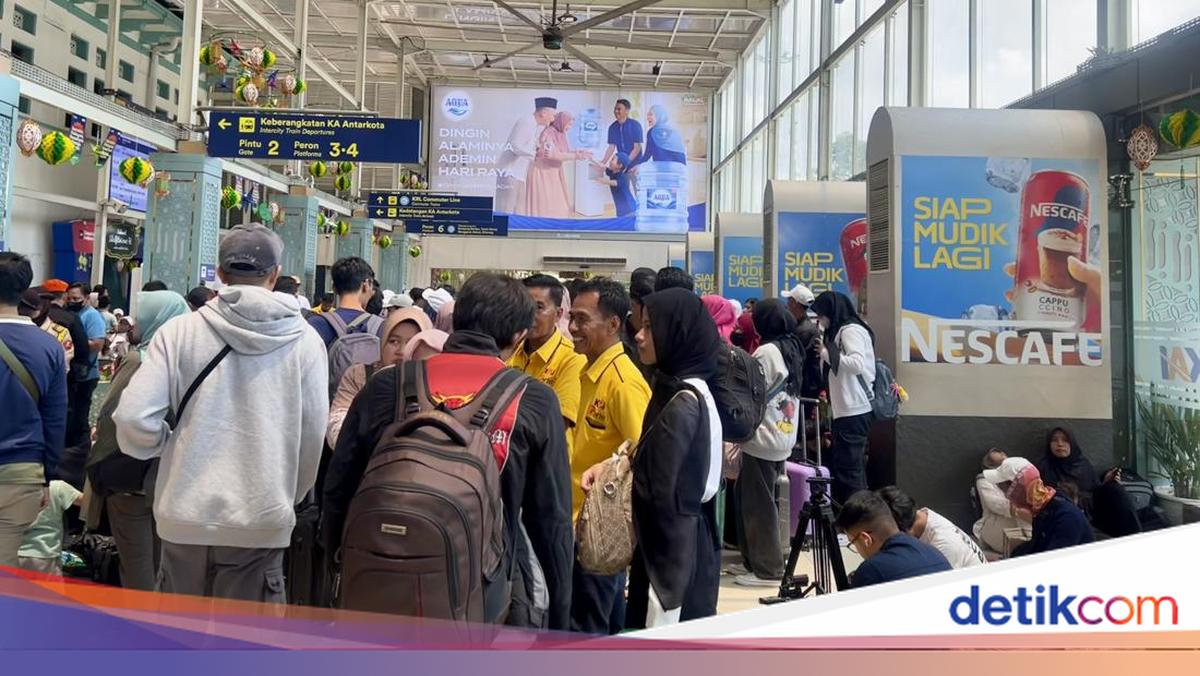 Happy Crowds Secure Lebaran Travel Tickets Before Ramadan