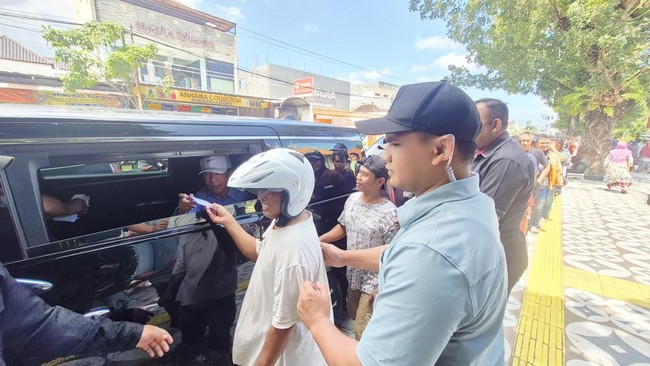 President Jokowi Distributes Holiday Allowance in Solo Amid Chaotic Crowds