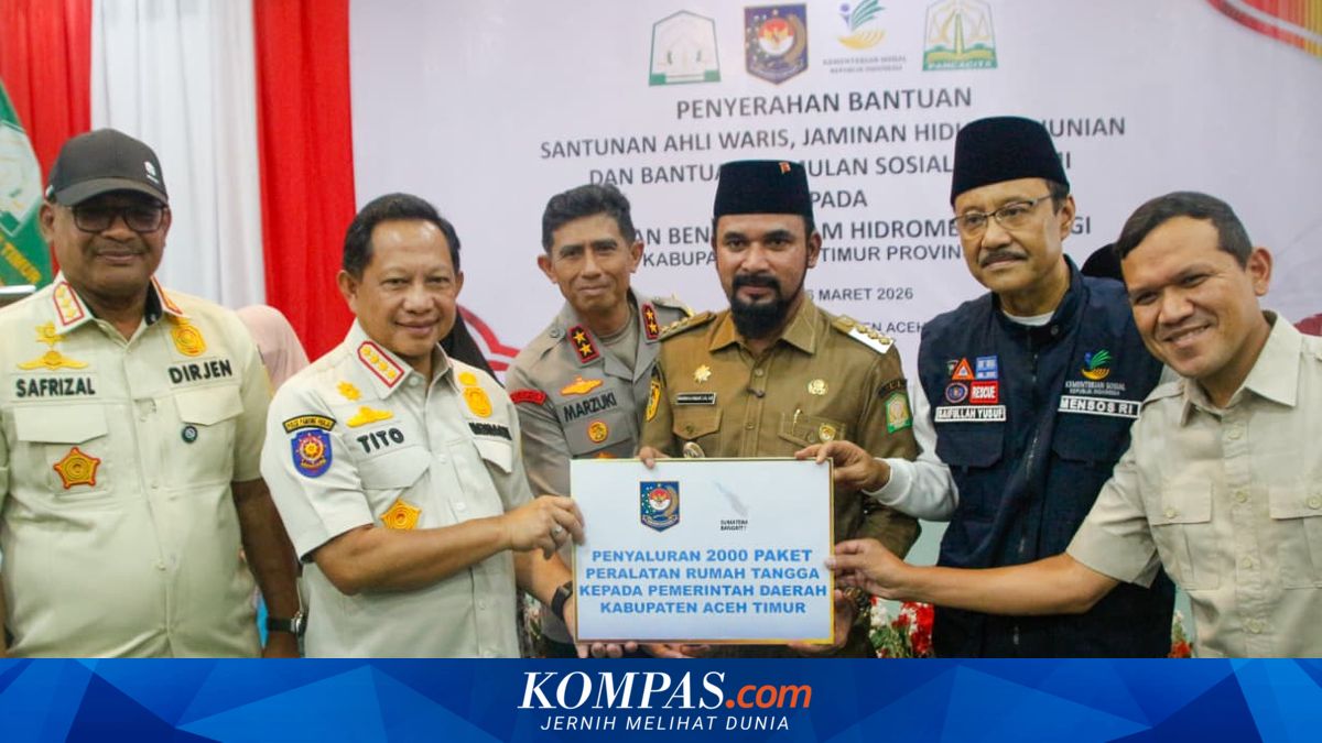 Task Force Chief Tito and Social Affairs Minister Hand Over IDR 100 Billion in Aid for Sumatran Disaster Victims