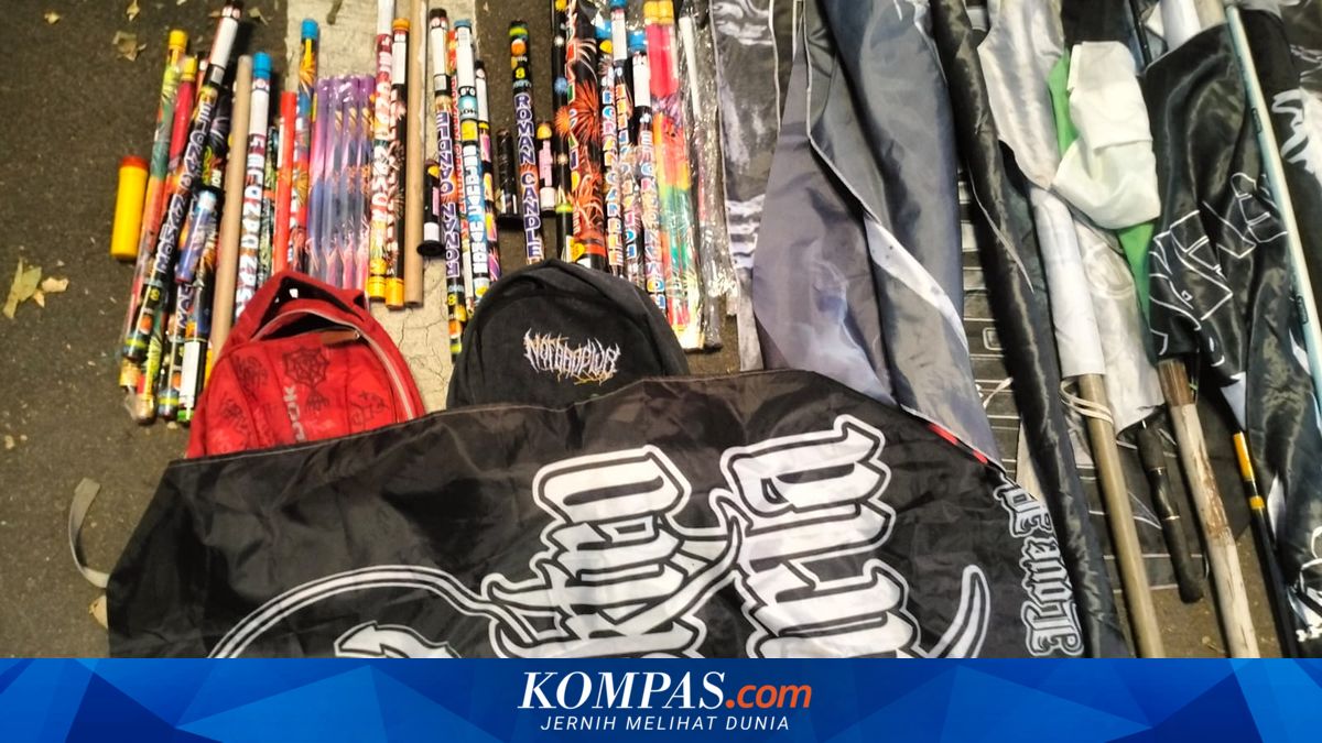 Teenage Motorcycle Convoy Stopped in West Jakarta for Carrying Firecrackers and Weapons Under Guise of Iftar Distribution