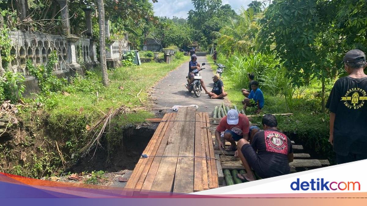 Tumbu-Ujung Tengah Road Cut Off; Residents Build Emergency Bridge