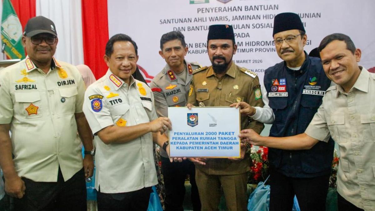 Home Affairs Minister and Social Minister Distribute IDR 100 Billion in Assistance in Sumatra
