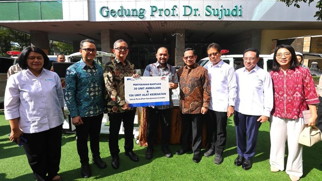 Astra Distributes Ambulances and Medical Equipment for Recovery in Sumatra