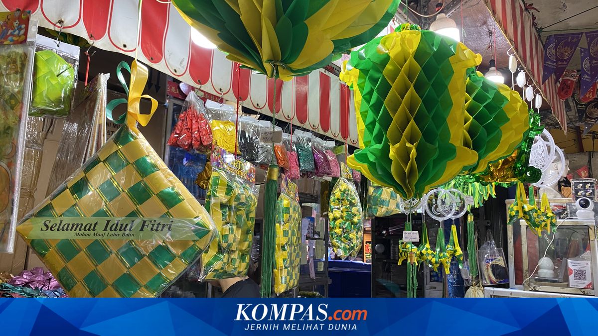 Eid Decoration Stalls at Asemka Market Thronged with Shoppers as Eid al-Fitr Approaches