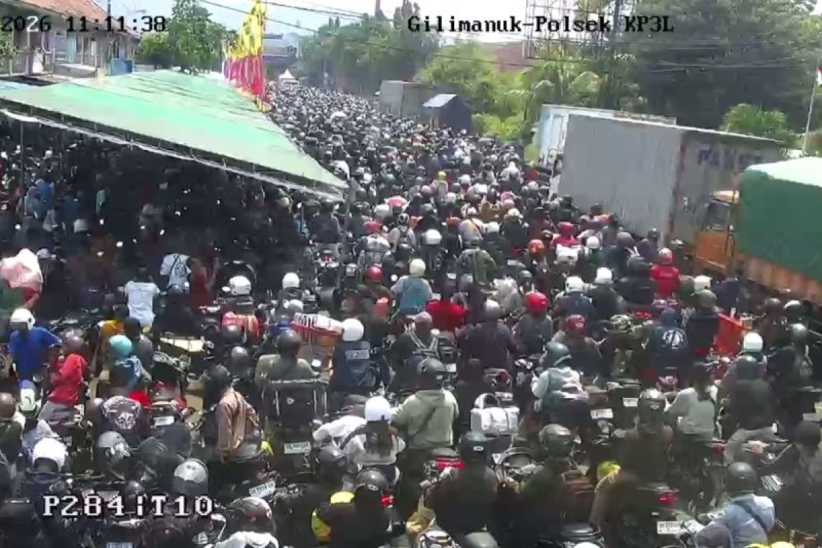 Bali police manage heavy queues towards Gilimanuk Port ahead of Eid