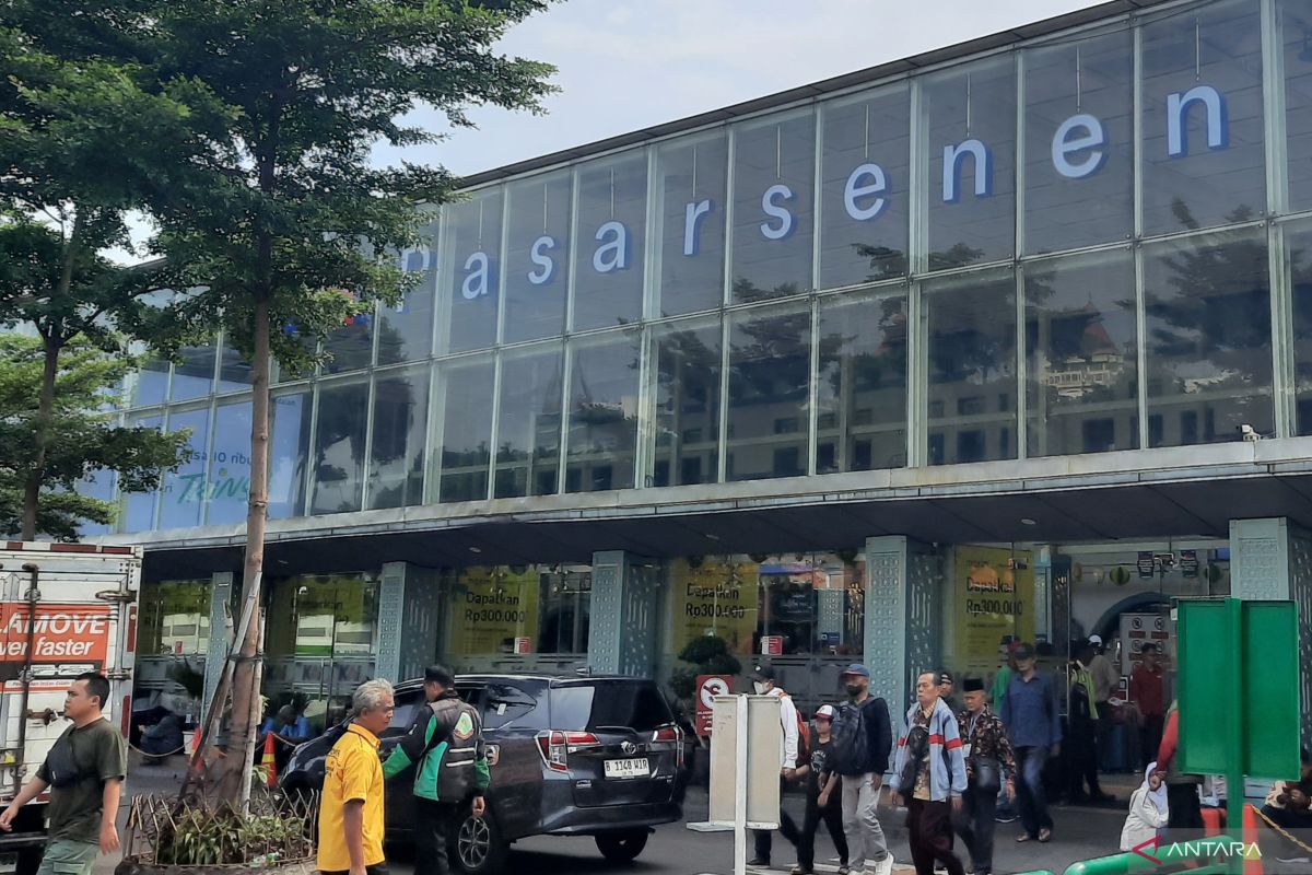 Counting coins homeward: porters at Senen station hustle through Ramadan