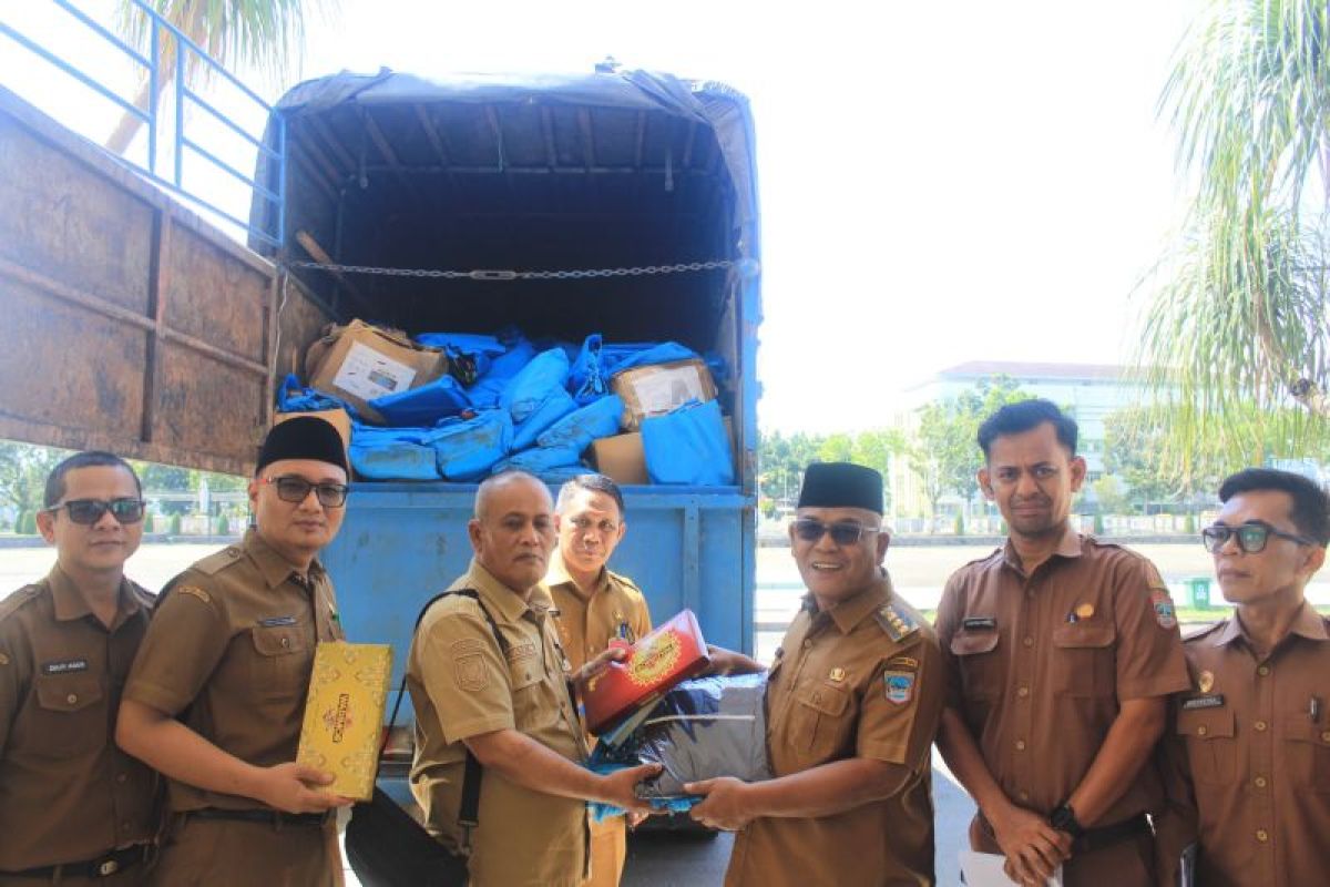 Disaster-affected residents in West Pasaman receive assistance from President