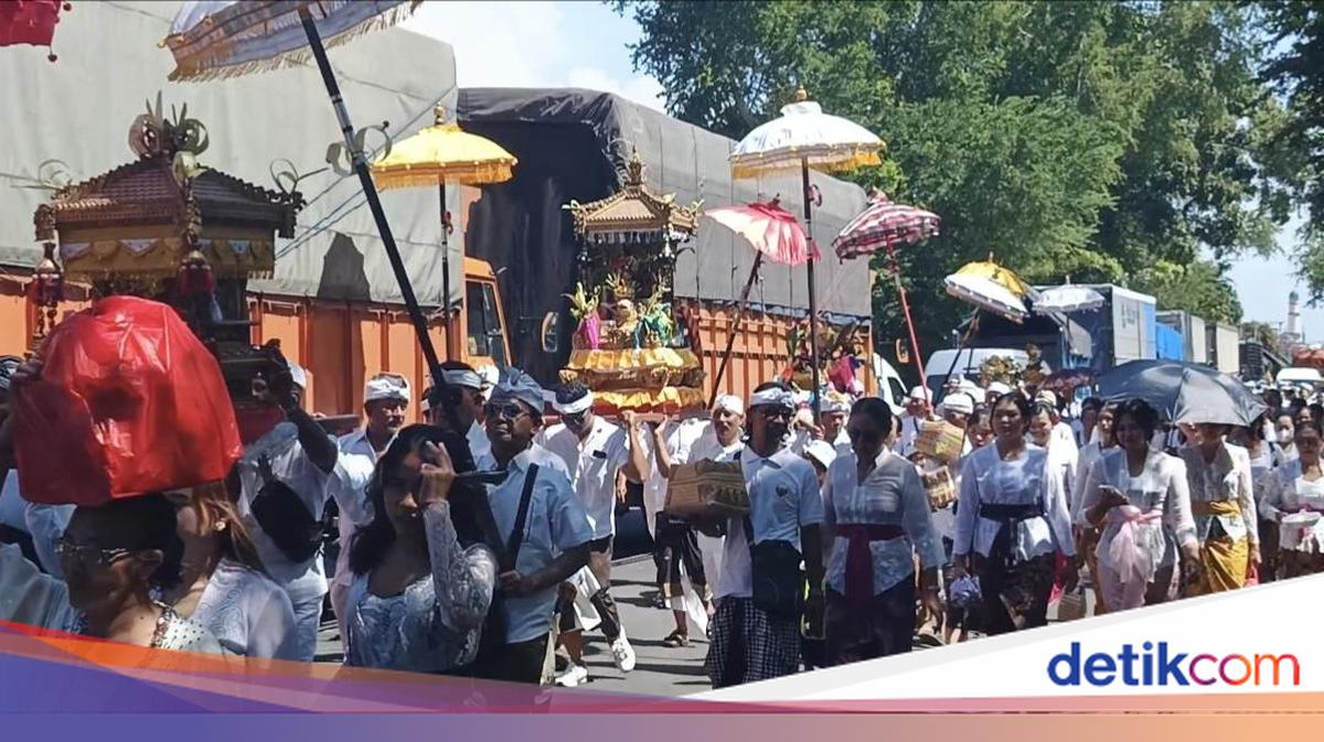 A Picture of Harmony in Jembrana: Melasti Procession Navigates through Mudik Traffic at Gilimanuk