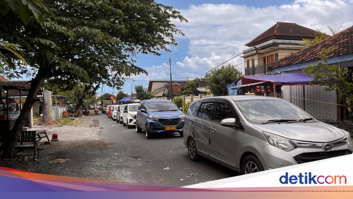 Vehicle Queue 16 Kilometres Long to Gilimanuk, Travellers Stranded for 22 Hours