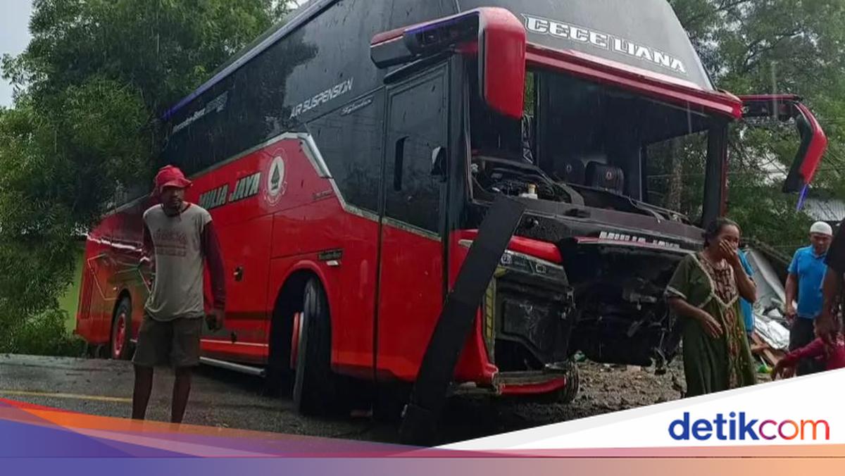 Mulya Jaya Bus Crashes in Sumbawa, Allegedly Hits Roadside Stall and Tree