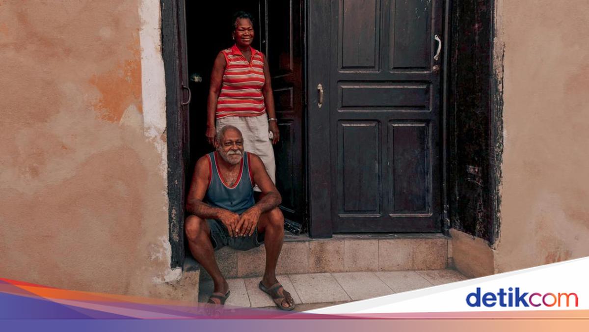 The Myth of Sitting in Front of a Door in Javanese Culture: Can It Really Hinder One's Romantic Fate?