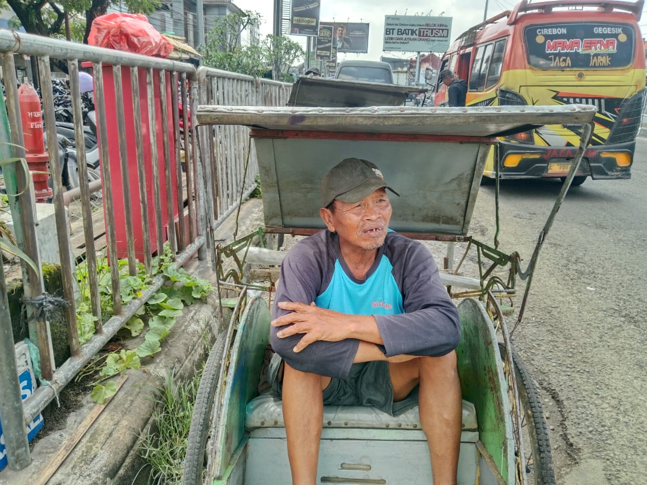 Without Compensation, Becak Operators Continue to Work on North Coast Road