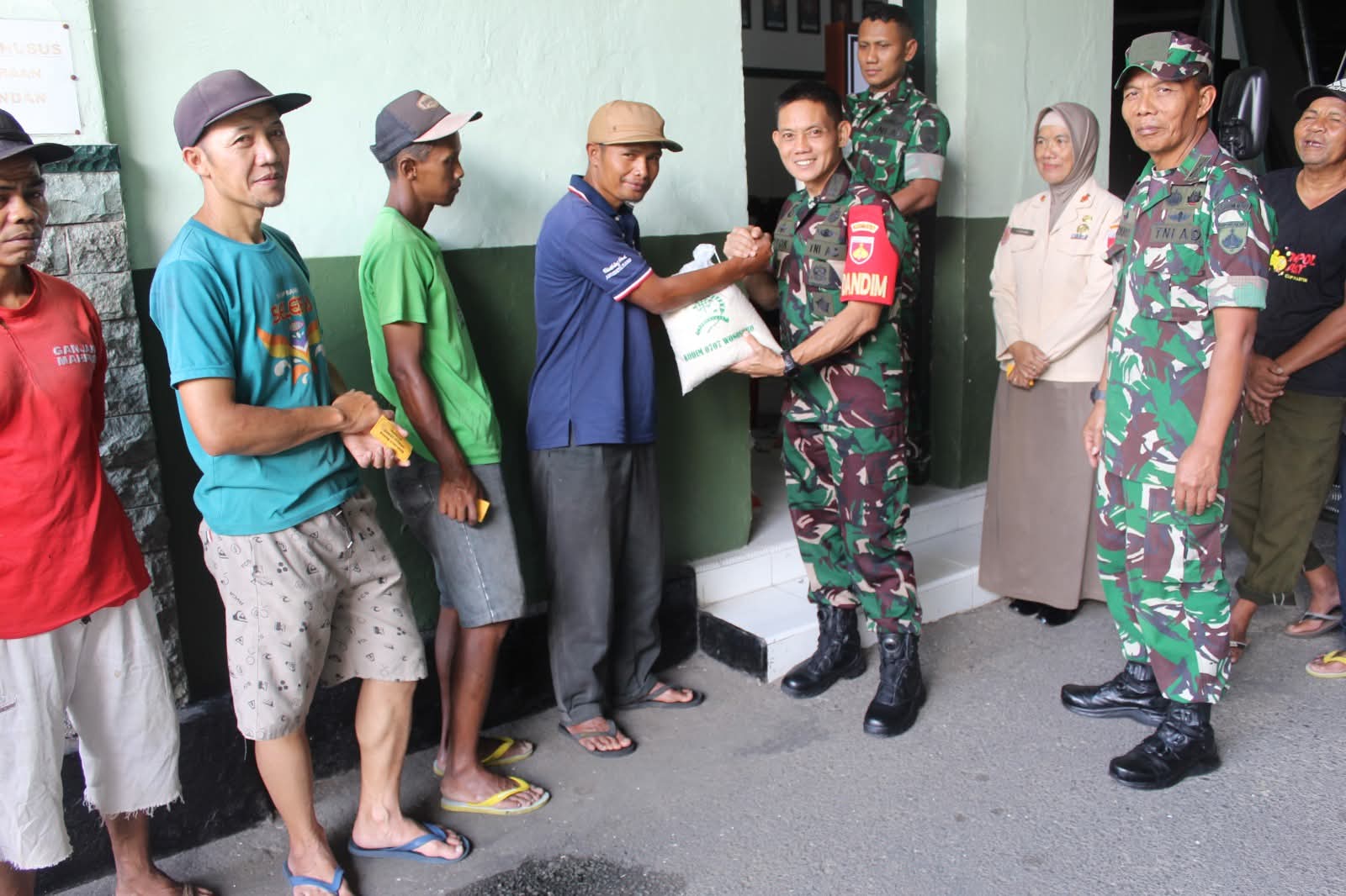 Wonosobo Military District Distributes Zakat Fitrah to Underprivileged Residents