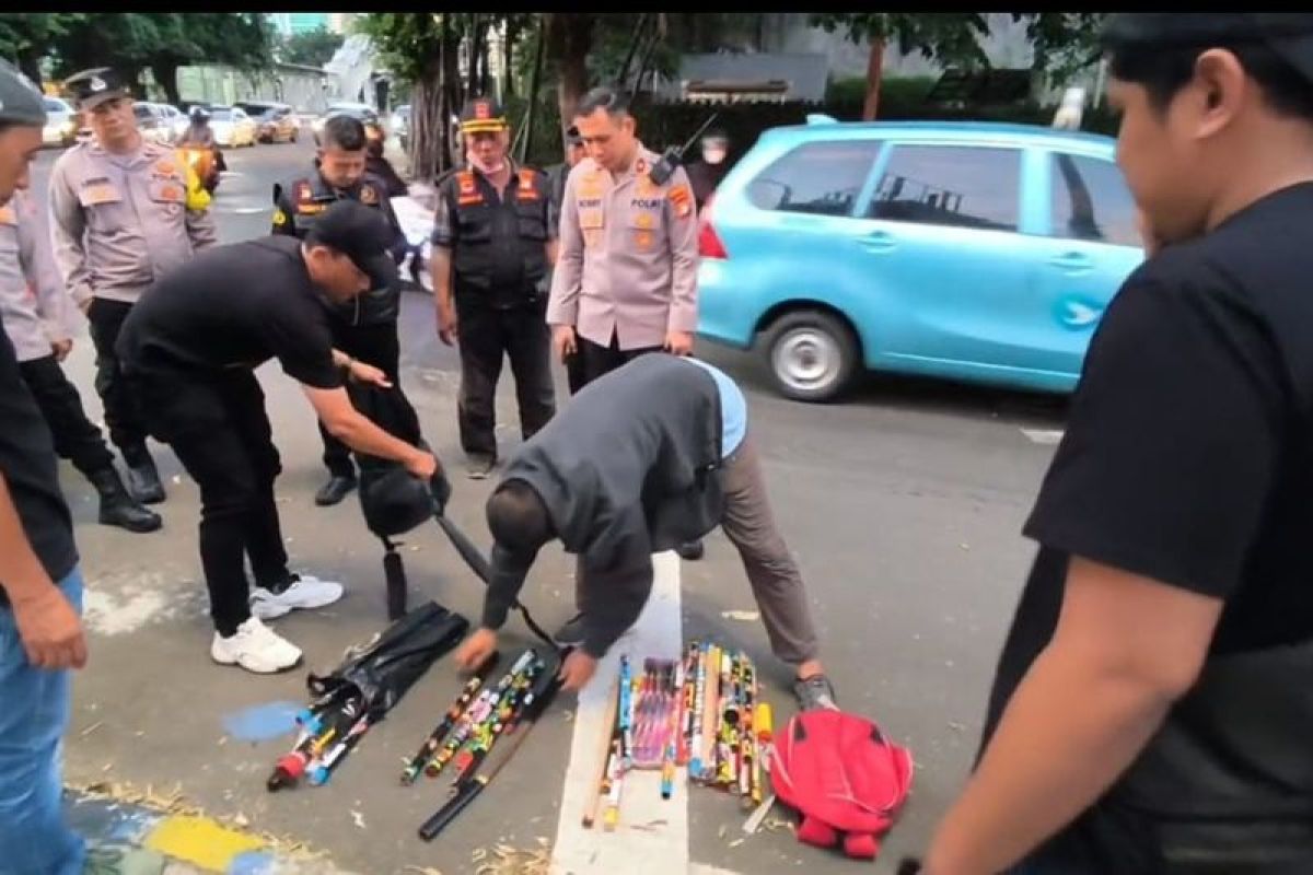 Police seize sharp weapons and firecrackers from youth convoy in Tamansari