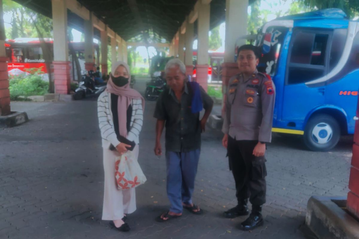Banyumas Police Assist Passenger in Locating Lost Bag on Bus