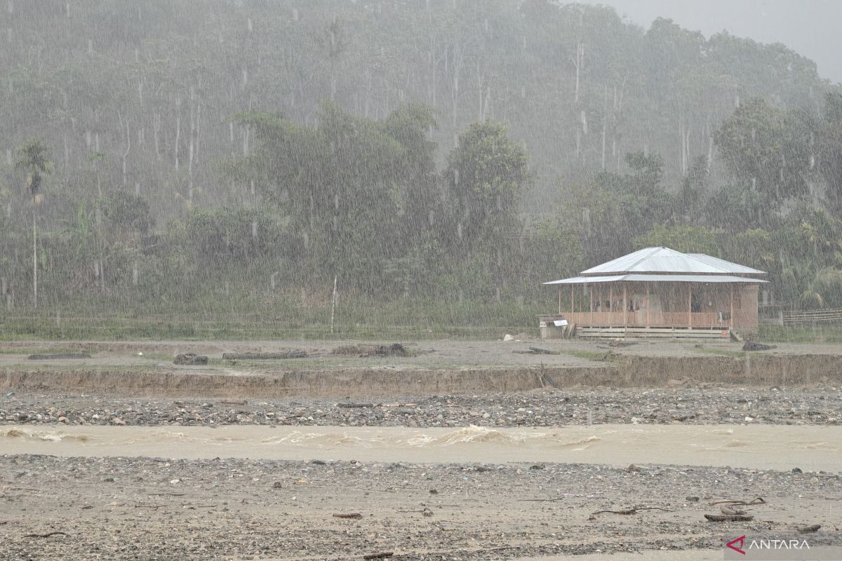 Disaster survivors in Gayo Lues choose to rebuild homes for Eid celebration