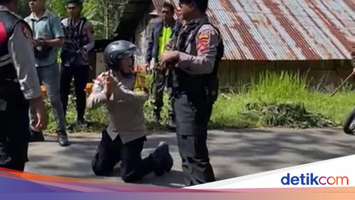 Police Officer Kneels to Halt Near-Clash Between Residents in Manggarai, NTT