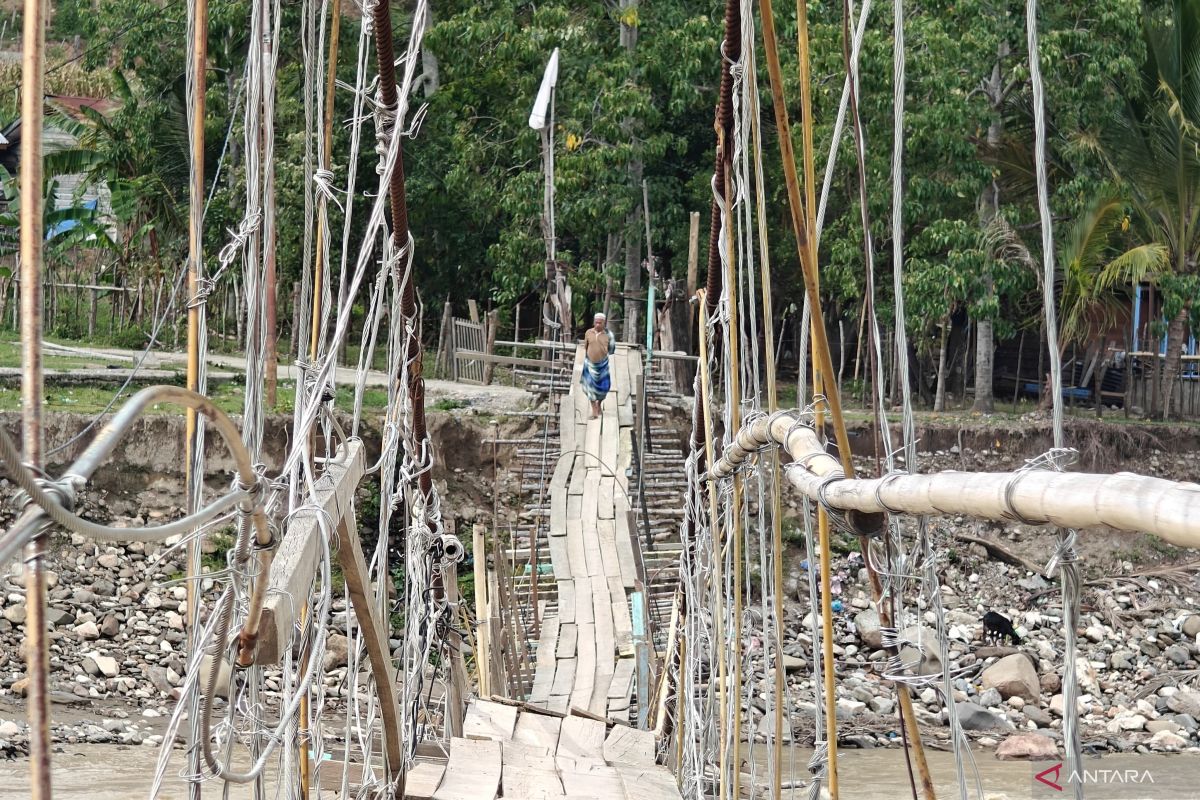Villagers of Tetingi Desa, Gayo Lues Repair Bridge in Just Two Days