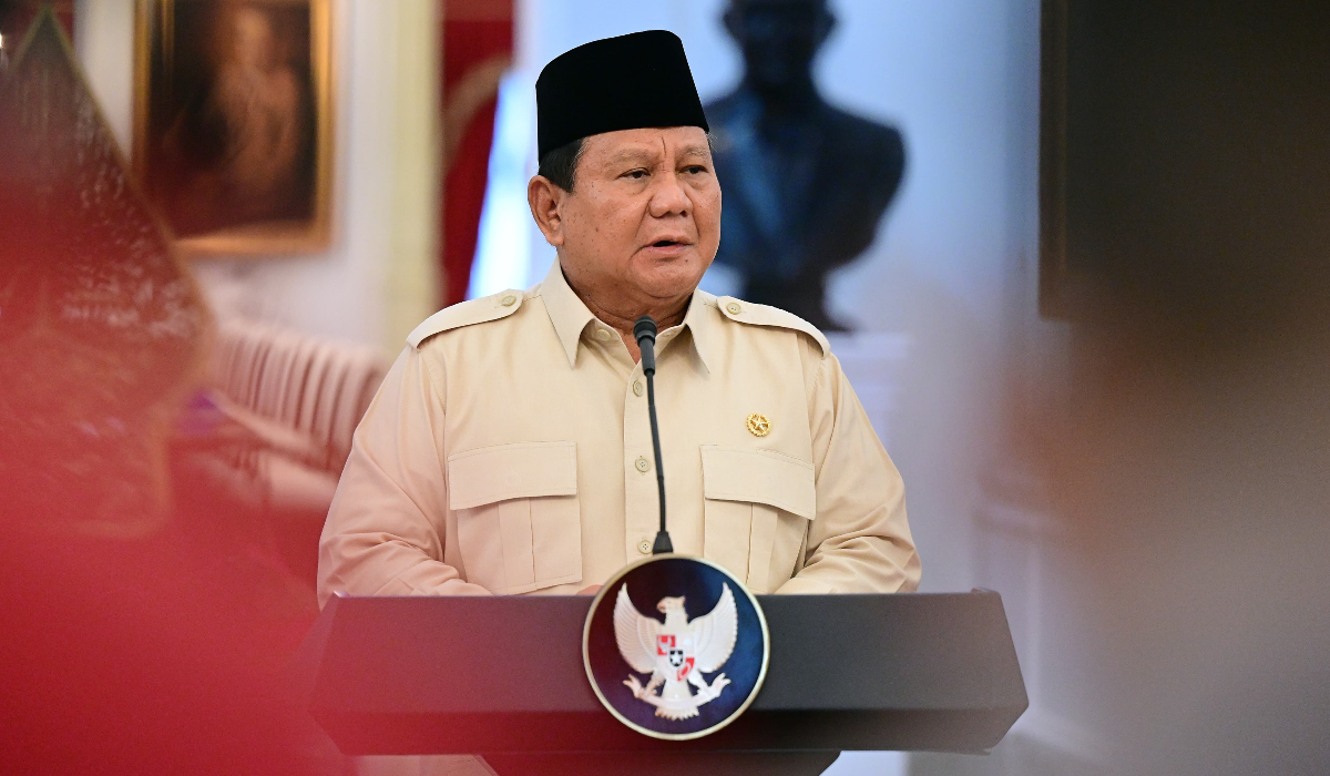 Economist Appreciates Prabowo's Plan to Cut Official Salaries