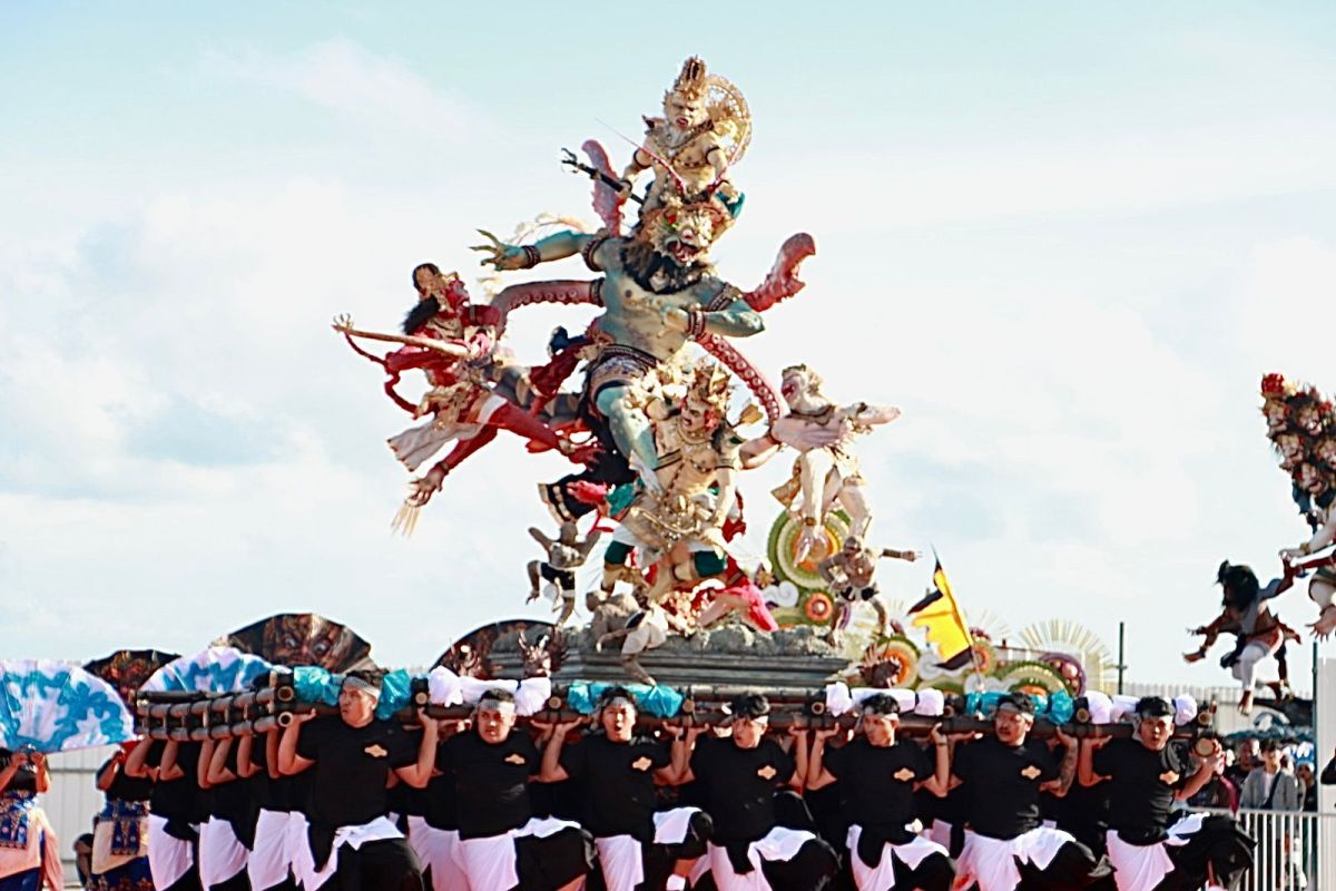 Denpasar Police Deploy 1,200 Personnel to Secure Ogoh-Ogoh Procession