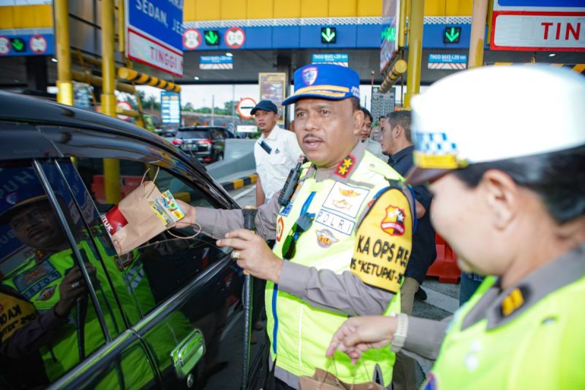 Police Inspection of Kalikangkung Toll Gate Ensures Preparedness for Homecoming Traffic