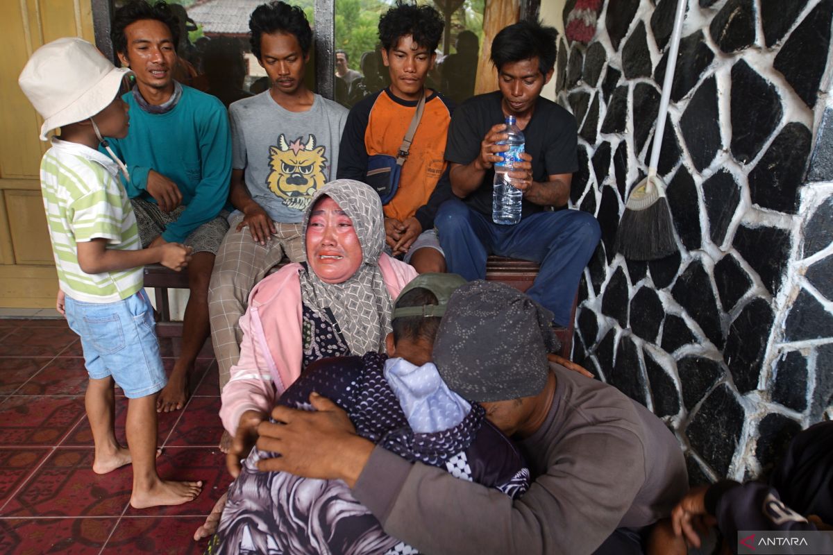 Combined search and rescue operation evacuates five crew members from sunken vessel off Trenggalek waters