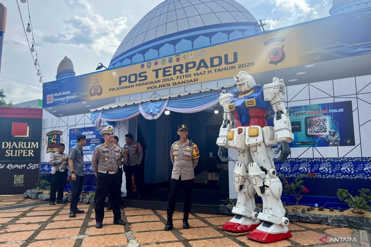 Banjar Police Introduce Thematic Mudik Station with Gundam Robot
