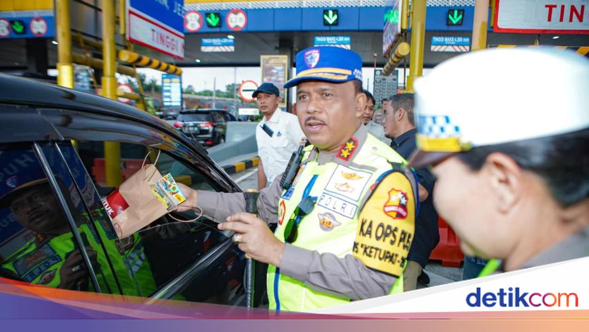 National Traffic Chief Accompanies Police Chief to Inspect Kalikangkung Toll Gate: Data-Driven Homecoming Traffic Management