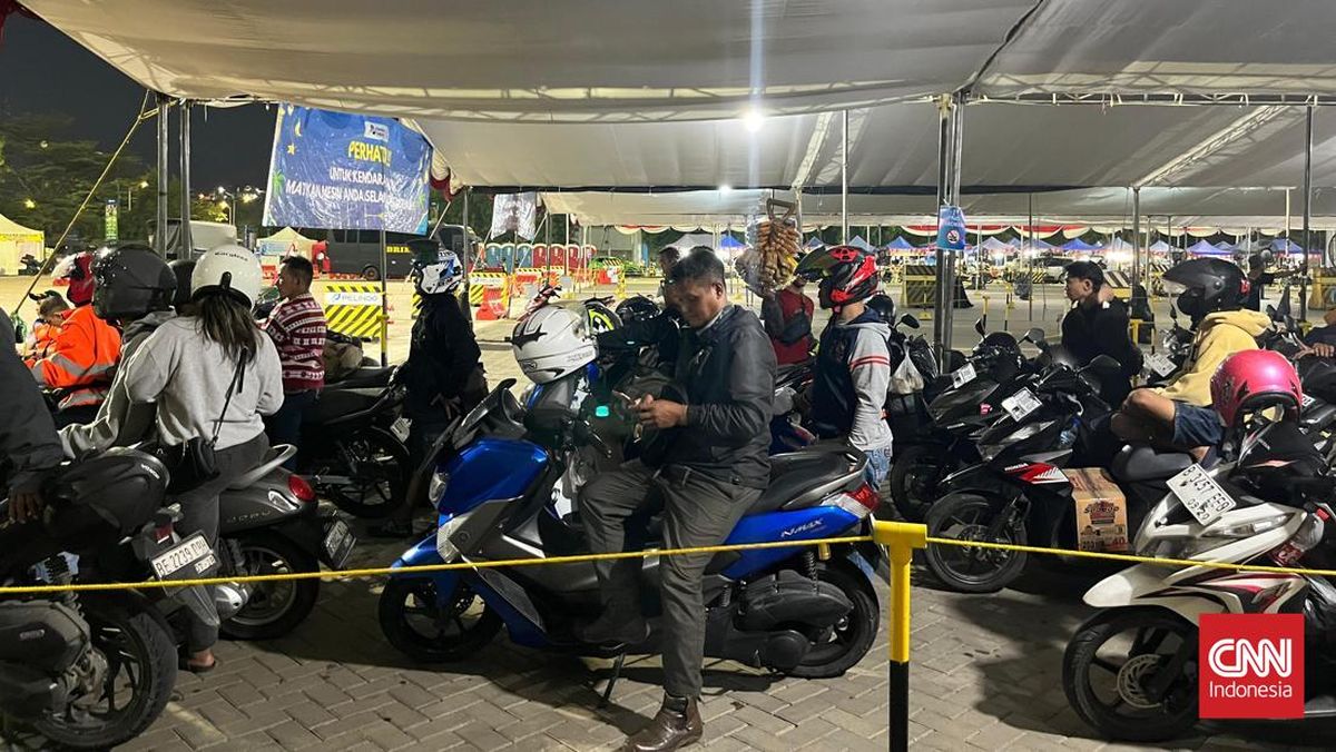 Motorcyclists Begin Crowding Ciwandan Port Ahead of Eid Holiday