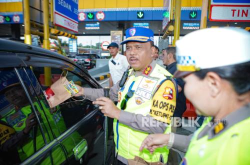 National Police Chief Inspects Kalikangkung Toll Gate; Traffic Management for Mudik Based on Data-Driven Approach