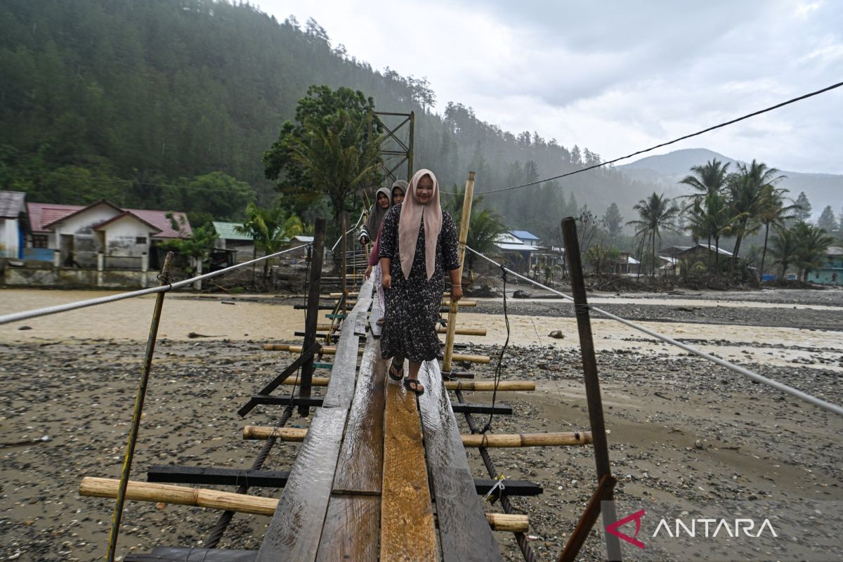 Treading Risk on Emergency Bridge in Tetingi Village, Gayo Lues