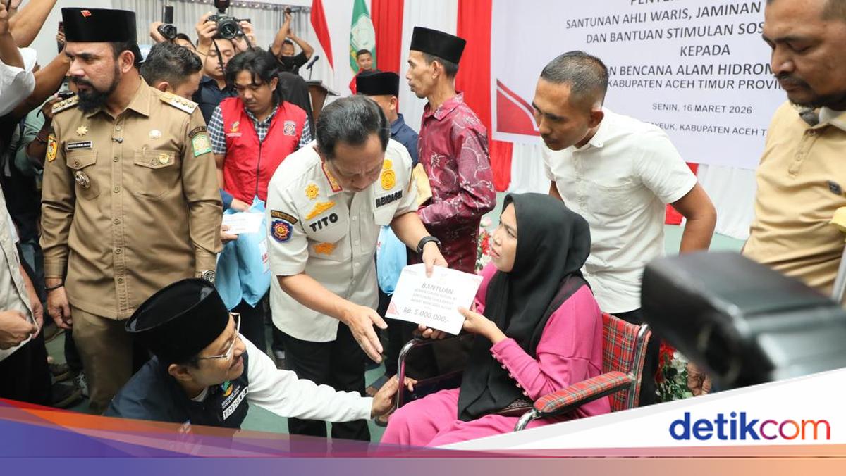 Task Force Head Tito and Social Minister Hand Over Rp 136 Billion in Disaster Aid to Sumatran Victims
