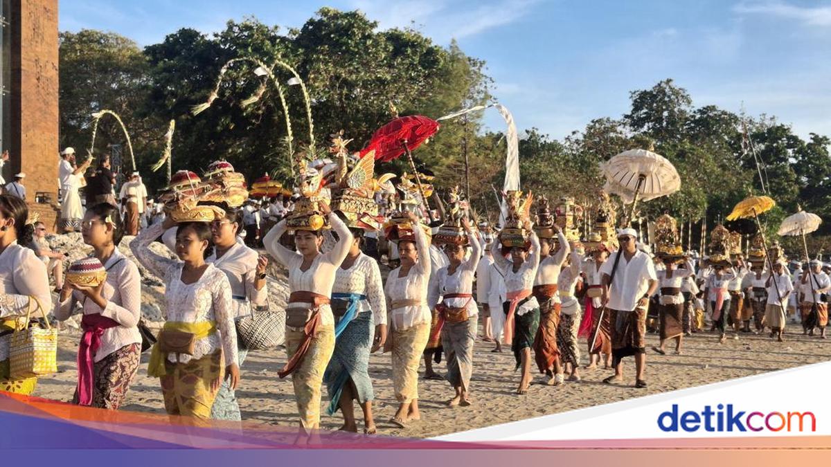 Melasti ceremony at Kuta Beach captivates tourists
