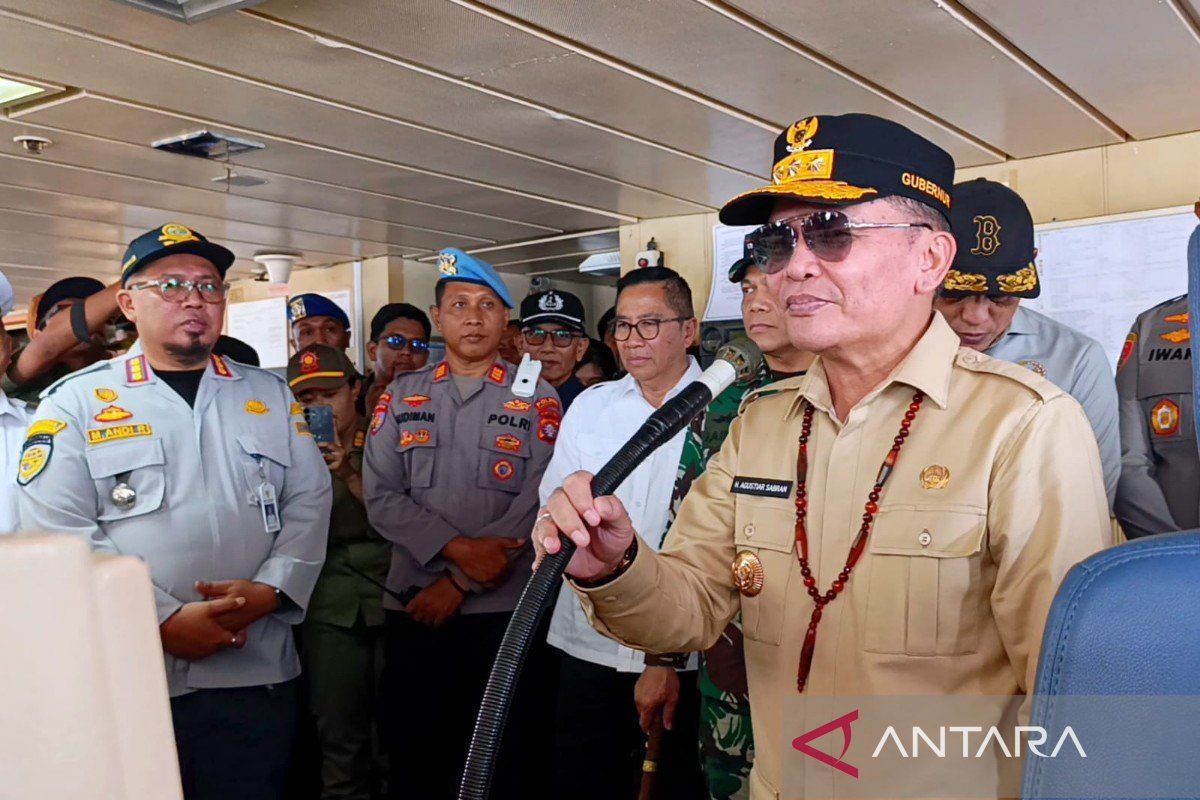 Central Kalimantan Governor Sends Off 1,400 Homebound Travellers from Sampit Port