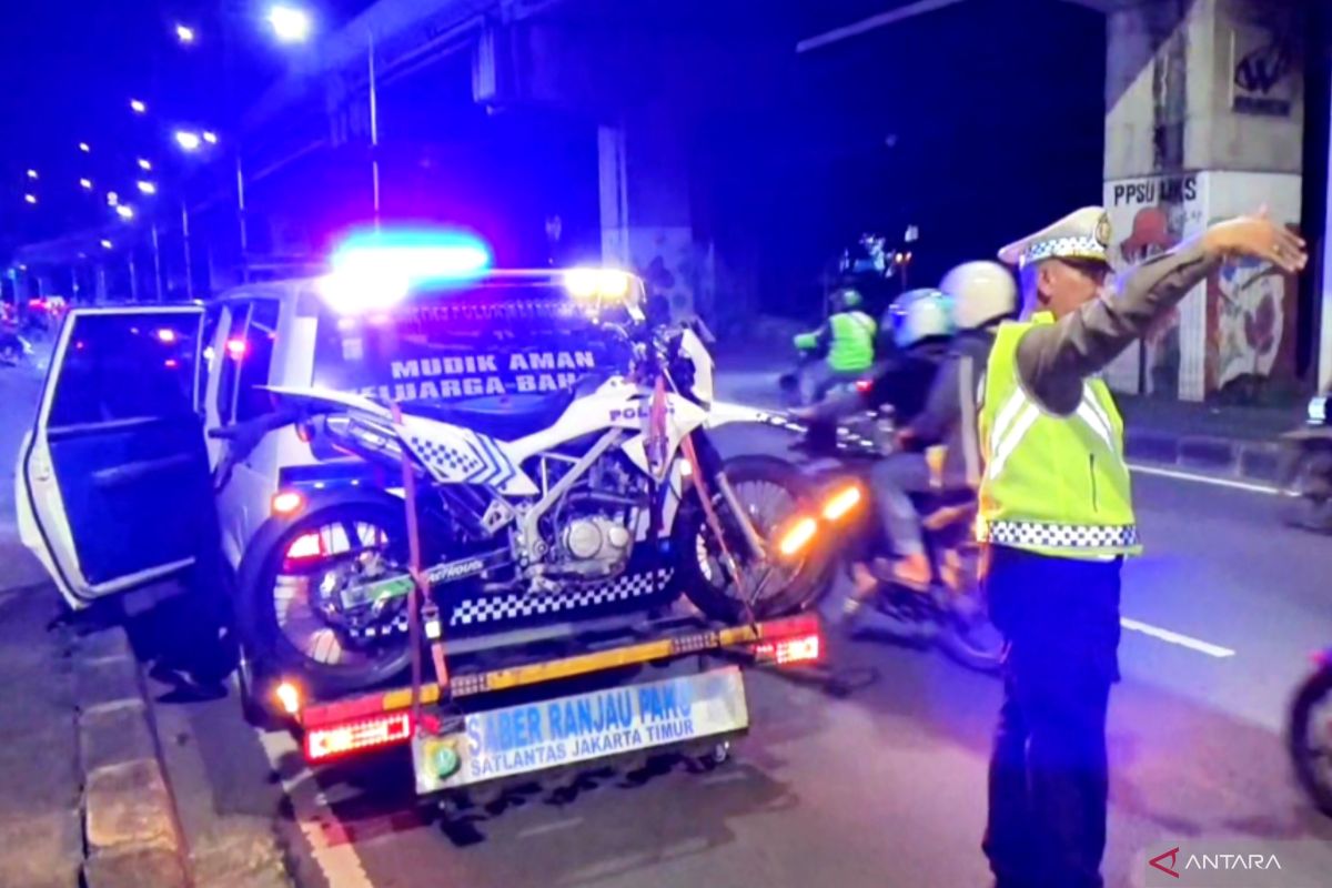 Police clear caltrops from homecoming routes in East Jakarta