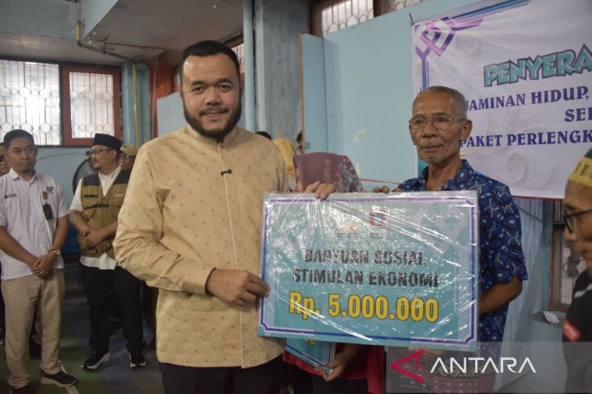 Padang City Government Distributes Presidential Aid to Disaster Victims