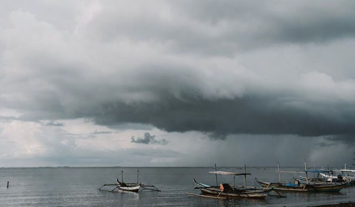 BMKG Forecasts 2.3-Metre Waves During Peak Mudik Season; Riau Islands Police Issue Alert