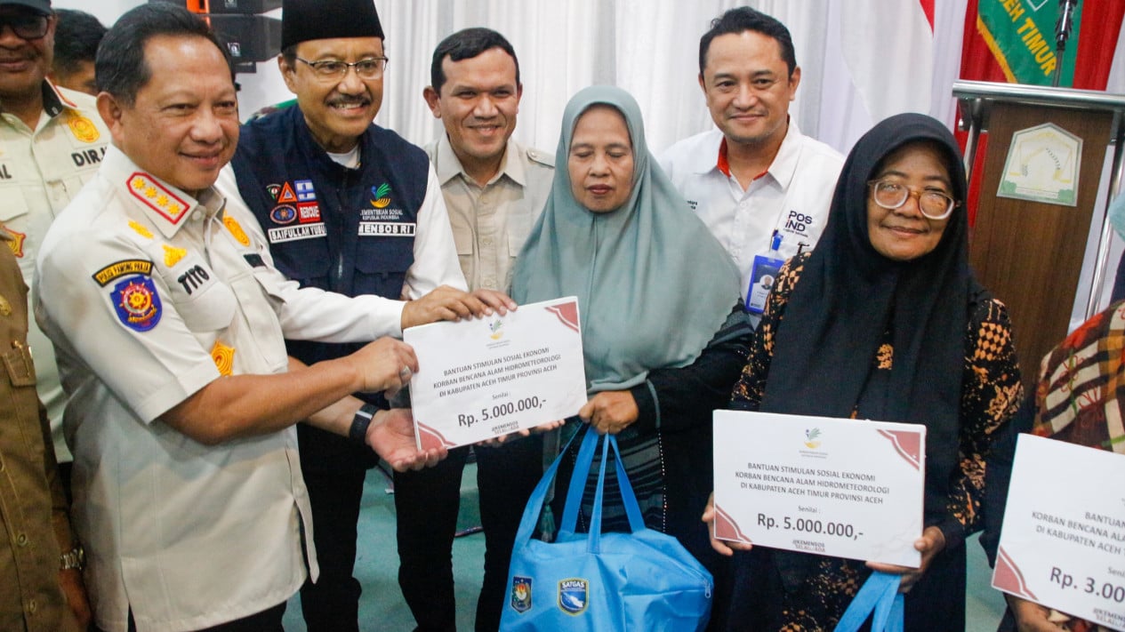 Interior Minister Tito and Social Minister Distribute Second Phase of Disaster Aid Worth Rp136 Billion to Sumatra Victims