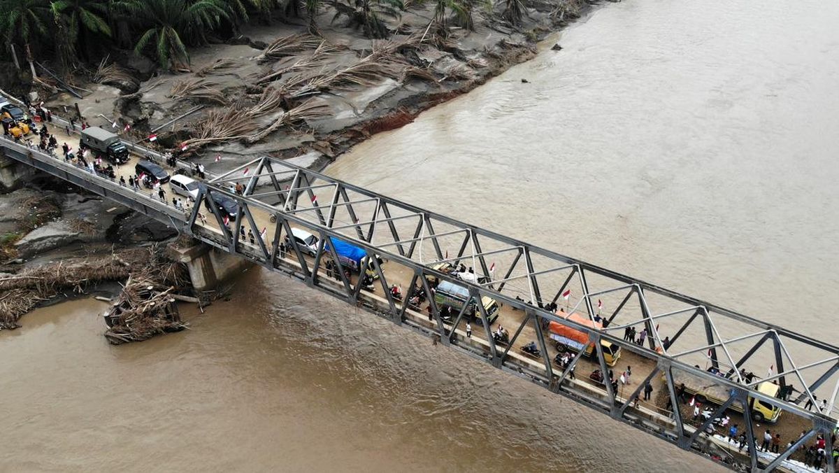 Flood Victims in Aceh Repair Damaged Bridge in Just Two Days Through Community Effort