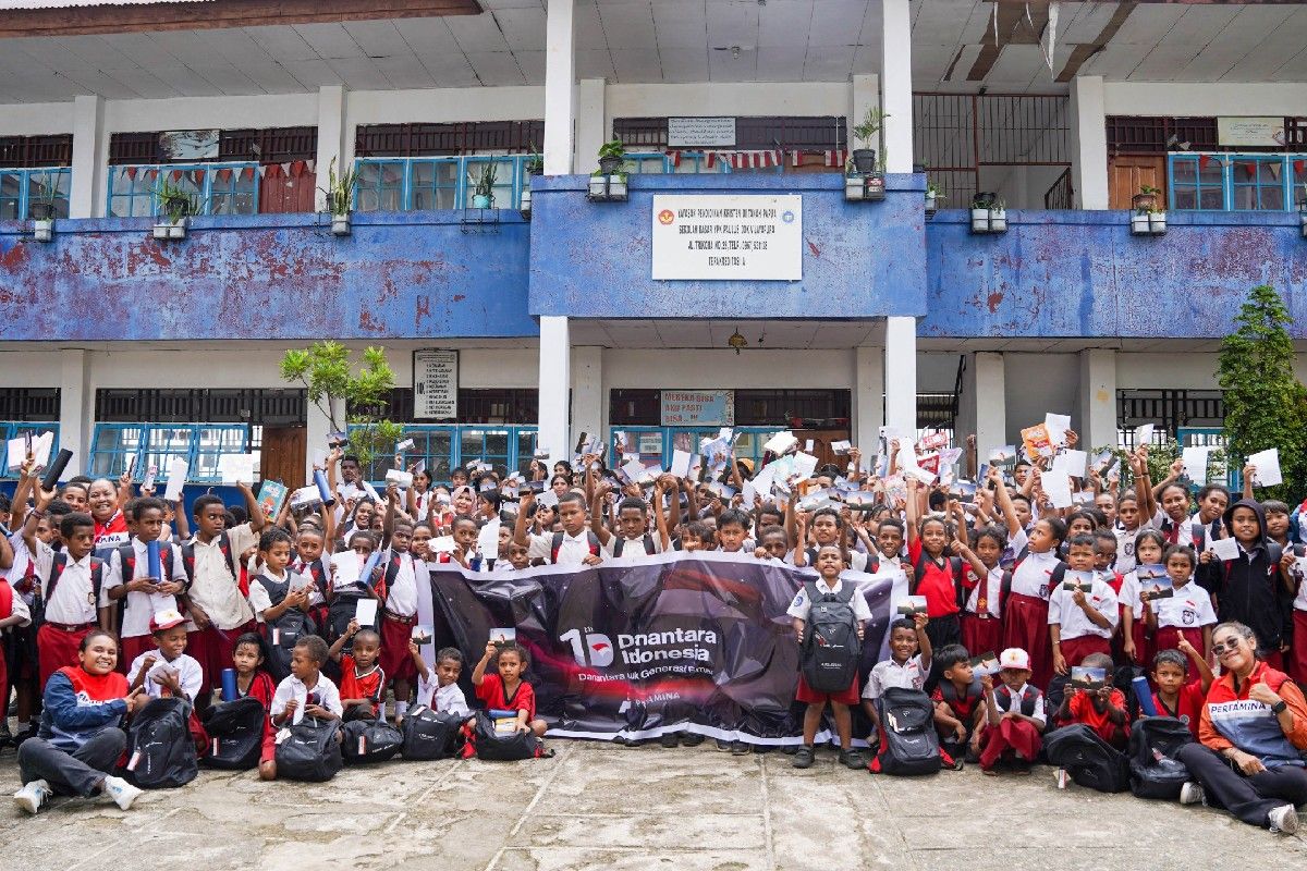 Pertamina distributes 2,000 school supply packages in Jayapura