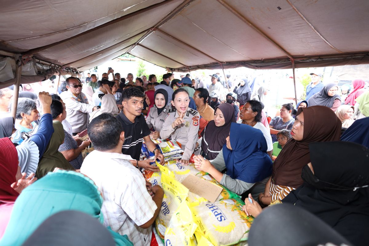 Maluku Police Distribute Free Rice to 1,000 Ambon Residents