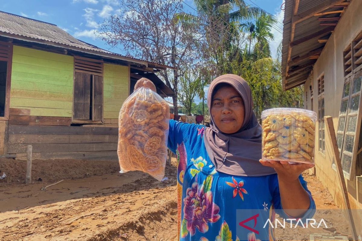 A Mother's Efforts to Provide Eid Clothes for Children Amid Flood Aftermath
